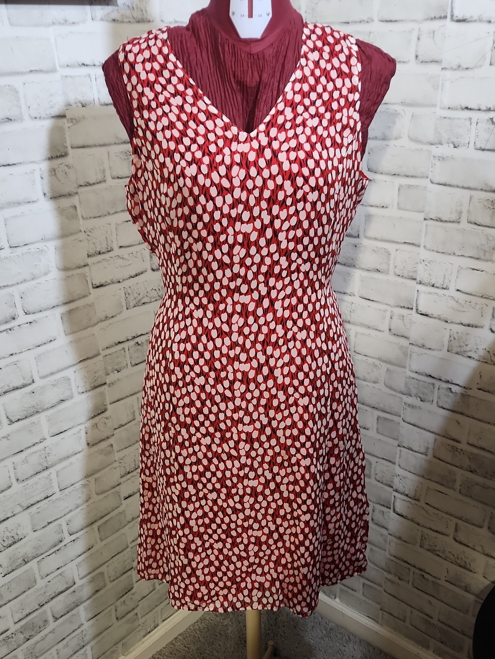 Liz Claiborne Sleeveless Red and White Polka Dot V‑Neck Dress